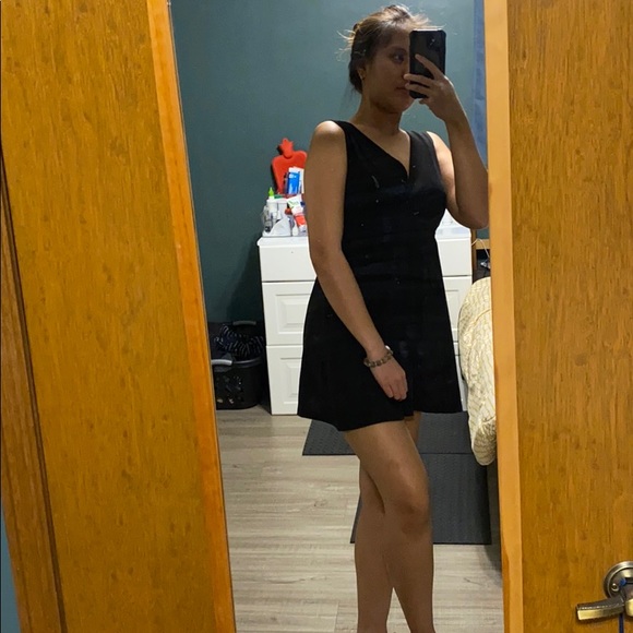 Short V-neck Sleeveless Dress - Picture 4 of 5